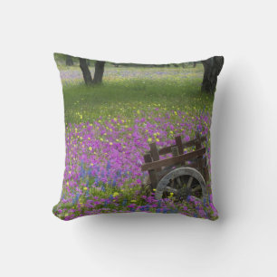 Holzwagen auf einem Feld mit Phlox, Blaue Bonnets Kissen