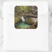 Holzweg durch den Schlucht der Vintgar-Schlucht Quadratischer Aufkleber (Tasche)