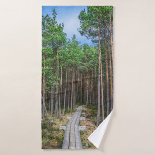 Holzweg im Kiefernwald Badehandtuch