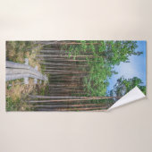 Holzweg im Kiefernwald Badehandtuch (Badehandtuch)