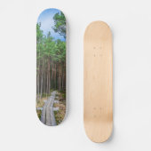 Holzweg im Kiefernwald Skateboard (Vorderseite)
