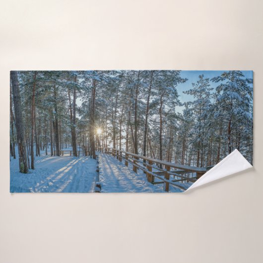 Holzweg über schneebedeckten Winterwald Badehandtuch (Badehandtuch)