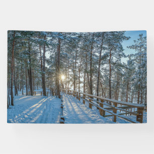 Holzweg über schneebedeckten Winterwald Banner