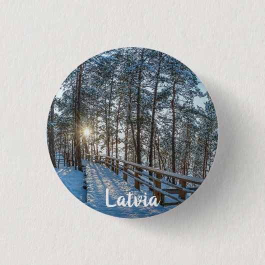 Holzweg über schneebedeckten Winterwald Button (Vorderseite)