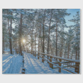 Holzweg über schneebedeckten Winterwald Geschenkpapier (Flach)