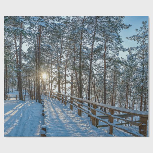 Holzweg über schneebedeckten Winterwald Geschenkpapier (Flach)