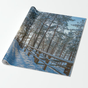Holzweg über schneebedeckten Winterwald Geschenkpapier