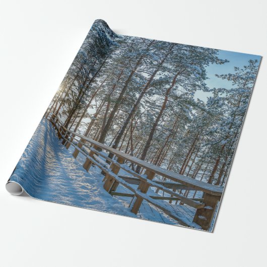 Holzweg über schneebedeckten Winterwald Geschenkpapier (Ungerollt)