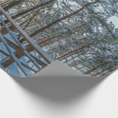 Holzweg über schneebedeckten Winterwald Geschenkpapier (Ecke)