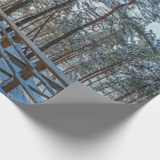 Holzweg über schneebedeckten Winterwald Geschenkpapier (Ecke)