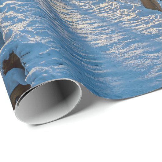 Holzweg über schneebedeckten Winterwald Geschenkpapier (Rolleneckpunkt)