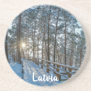 Holzweg über schneebedeckten Winterwald Getränkeuntersetzer