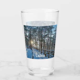 Holzweg über schneebedeckten Winterwald Glas