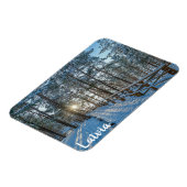 Holzweg über schneebedeckten Winterwald Magnet (Linke Seite)