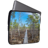Holzweg über Sumpf Laptopschutzhülle (Vorne Rechts)