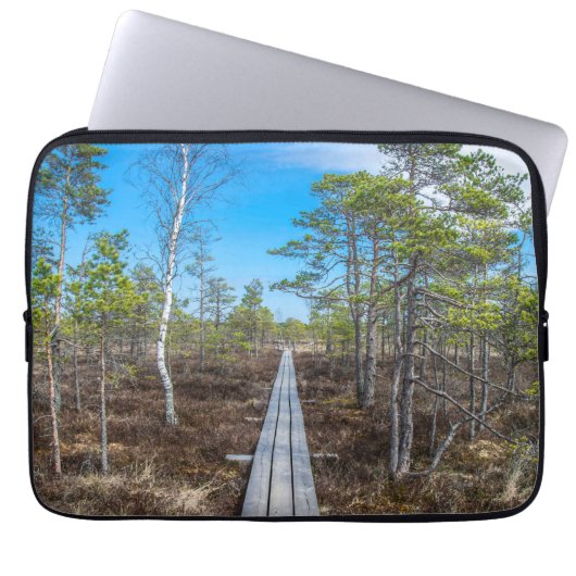 Holzweg über Sumpf Laptopschutzhülle (Vorderseite)