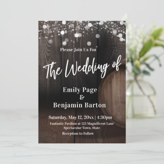 Holzweinfässer leuchten Lässig der Hochzeit von Einladung (Stehend Vorderseite)