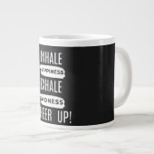 HOME/KITCHEN EINATEM UND AUSATEM MACH MUT TASSE (Vorderseite Rechts)