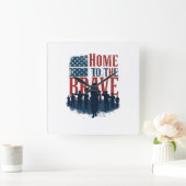 Home of the Brave Salute Tee Quadratische Wanduhr (Zuhause)