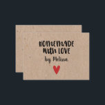 Homemade mit Liebe Kraft Small Business Mitteilungskarte<br><div class="desc">Eine personalisierte "hausgemachte mit Liebe" Notenkarte auf kraftfarbenem Hintergrund. Machen Sie es Ihren,  indem Sie Ihren eigenen Namen hinzufügen. Eine hübsche Touch für all Ihre hausgemachten Geschenke. Zurück ist leer,  um eine kleine Notiz zu schreiben. Ideal für ein kleines Unternehmen. Entworfen für Sie von BlackBerry Boulevard.</div>