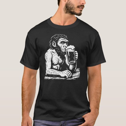 Homo erectus trinkt Bier im Pub T-Shirt (Vorderseite)