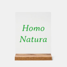 Homo Natura Acrylschild mit Holzblockständer