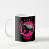 Honey Badger feministisches Zitat Kaffeetasse (Links)