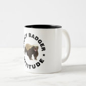 Honey Badger hat Attitude Zweifarbige Tasse (VorderseiteRechts)