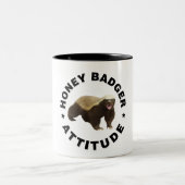 Honey Badger hat Attitude Zweifarbige Tasse (Mittel)