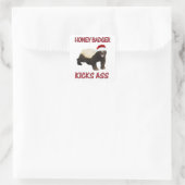 Honey Badger Kicks... Quadratischer Aufkleber (Tasche)