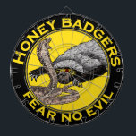 Honey Badgers Federn keine böse gelbe Beängstigend Dartscheibe<br><div class="desc">Ein lustiges, gelb und schwarz gestrichenes Board-Design eines Honigbadgers, der seine Zähne mit den Worten "Honey Badgers" "Fürchte kein Böses" verbarg. Honigbäder sind nicht süß und kuschelig in der Tat haben sie got, eines der härtesten Tiere auf dem Planeten zu sein. Honigbadger nehmen Löwen, Schlangen und alles andere, was ihnen...</div>