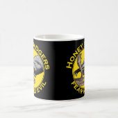 Honey Badgers Federn keine böse gelbe Beängstigend Kaffeetasse (Mittel)