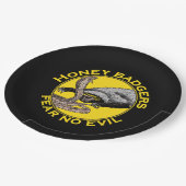 Honey Badgers Federn keine böse gelbe Beängstigend Pappteller (Schrägansicht)