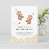 Honey Bear Twins erste Bienenday Einladung (Stehend Vorderseite)