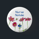 Honey Bee Cosmos Blume Nurse Name Tag Button<br><div class="desc">Ein hübscher Knopf mit leuchtend rosa Kosmos Blume und einer blauen Nigella mit einer Honigbiene gezeichnet in Farbe mit Aquarell. Fun Button für eine Krankenschwester Namensschild!</div>