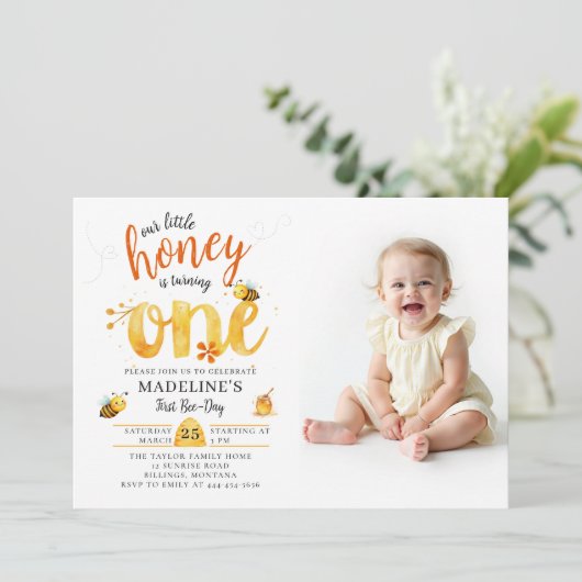 Honey Bee-Day Whimsical Cute Photo 1st Birthday Einladung (Stehend Vorderseite)