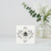 Honey Bee Floral Logo Skincare Products Quadratische Visitenkarte (Stehend Vorderseite)