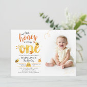 Honey Bee Heart Whimsical Cute Photo 1st Birthday Einladung (Stehend Vorderseite)