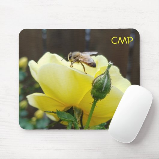 Honey Bee on a Yellow Rose Ihre Initialen Mousepad (Mit Mouse)