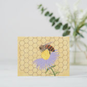 Honey bee on flower honeycomb background postcards postkarte (Stehend Vorderseite)