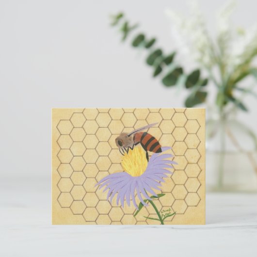 Honey bee on flower honeycomb background postcards postkarte (Stehend Vorderseite)