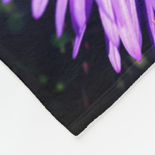 Honey Bee On Lila Aster Blume Abstrakt Fleecedecke (Ecke)