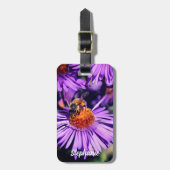 Honey Bee On Lila Aster Blume Personalisiert Gepäckanhänger (Vorderseite vertikal)