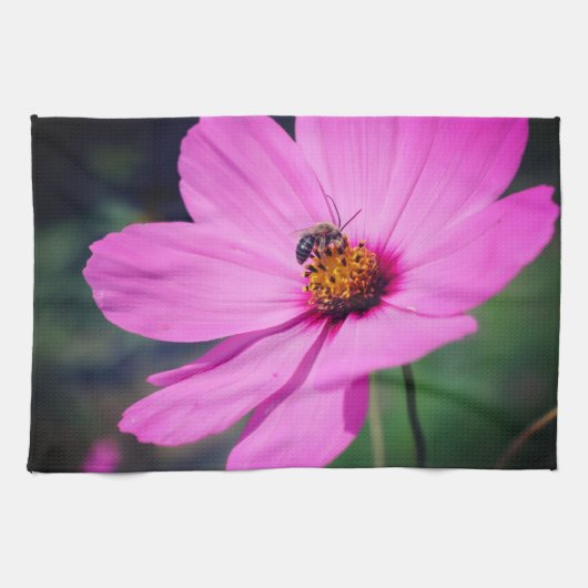 Honey Bee On Pink Cosmos Flower Close Up  Geschirrtuch (Horizontal)