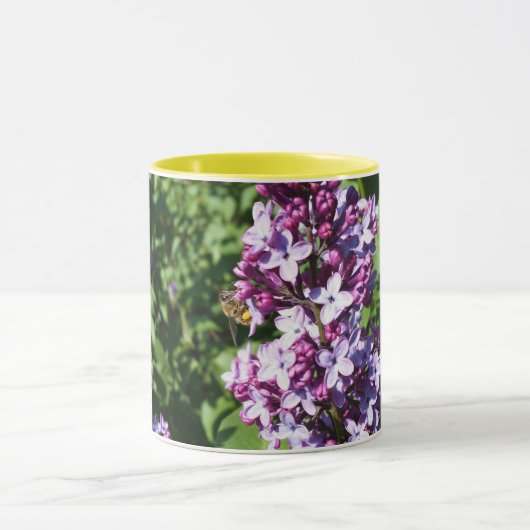 Honey Bee on Spring Lilacs Tasse (Zentrum)