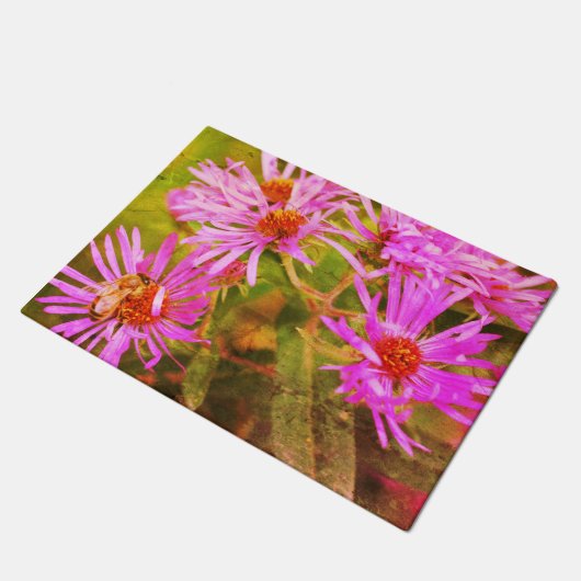 Honey Bee Pink New England Aster Blume Abstrakt Fußmatte (Schrägansicht)