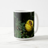 Honey Bee Pollinating Yellow Rose Kaffeetasse (VorderseiteRechts)