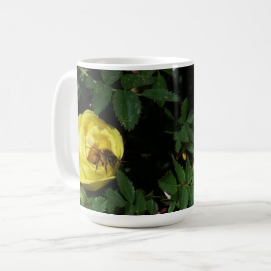 Honey Bee Pollinating Yellow Rose Kaffeetasse (Vorderseite Links)