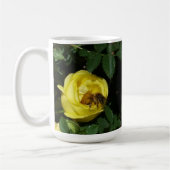 Honey Bee Pollinating Yellow Rose Kaffeetasse (Links)