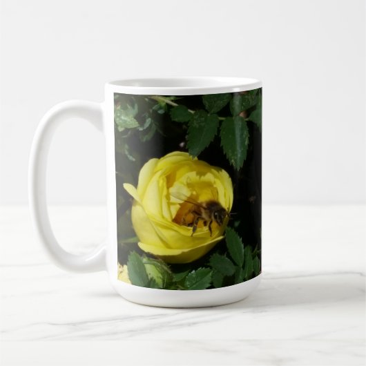 Honey Bee Pollinating Yellow Rose Kaffeetasse (Links)